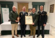 El comisario de la Policía Nacional tiene un detalle con la Hermandad del Rocío comisario