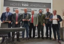 Pepe Cabrera homenajea a personalidades nazarenas con sus artesanías pepe cabrera