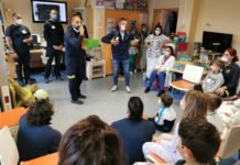 Pediatría de Valme recibe a los bomberos de Dos Hermanas pediatría