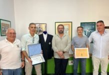 Benito Romero dona su chaqueta de gala a la Peña Bética Nazarena benito romero