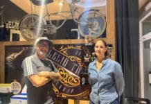 MEI Dos Hermanas reconoce el “arte solidario” contra el cáncer de mama mei dos hermanas