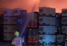 Controlado un incendio en una nave de reciclaje de La Isla controlado