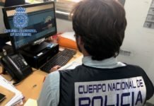 Sustrajo una tarjeta de crédito de un vehículo y realizó varias compras sustrajo