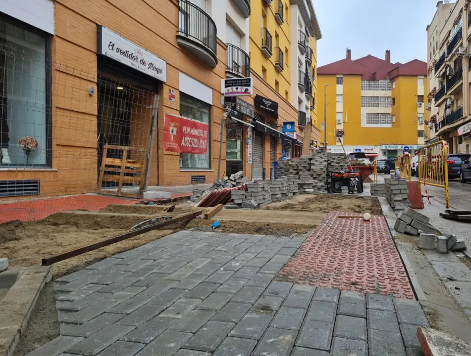 más de 700