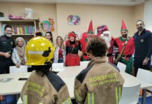 Bomberos de Dos Hermanas visitan a los niños del Valme bomberos de dos hermanas