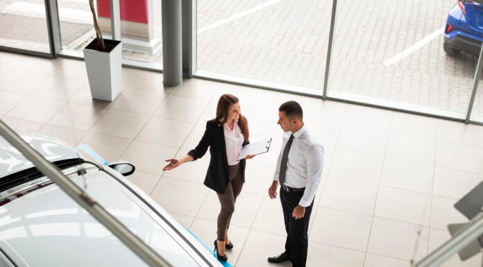 Modalidades de leasing que existen en las empresas Ejemplo de uso del leasing para empresas Situación de venta de vehículo, vendedora y cliente frente al coche