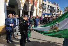 Mucho público en el izado de banderas por el Día de Andalucía mucho público