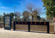 Tres puntos de estacionamiento y carga para patinetes eléctricos tres puntos de estacionamiento