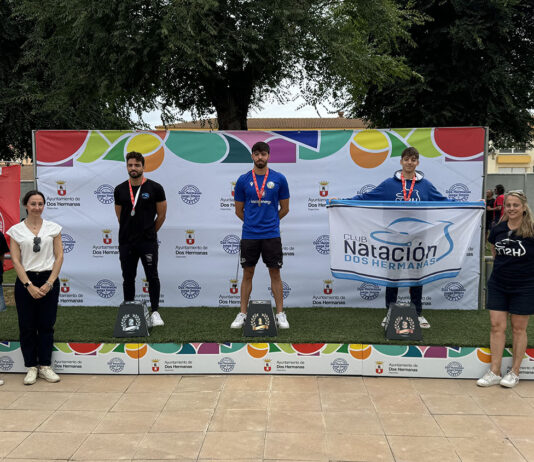 Campeón por equipos en casa en el trofeo de natación campeón por equipos en casa