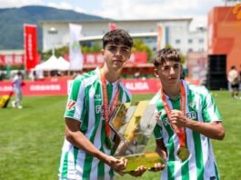 Dos futbolistas de Dos Hermanas campeones en China dos futbolistas de dos hermanas