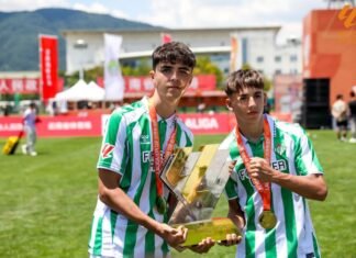 Dos futbolistas de Dos Hermanas campeones en China dos futbolistas de dos hermanas