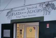 Rótulo con la nueva denominación de la asociación vecinal del Chaparral rótulo