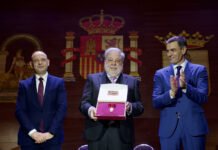 Toscano recibe la medalla de oro de manos de Pedro Sánchez