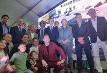 El Turronero y amigos inauguran el centro comercial Entrenasas el turronero