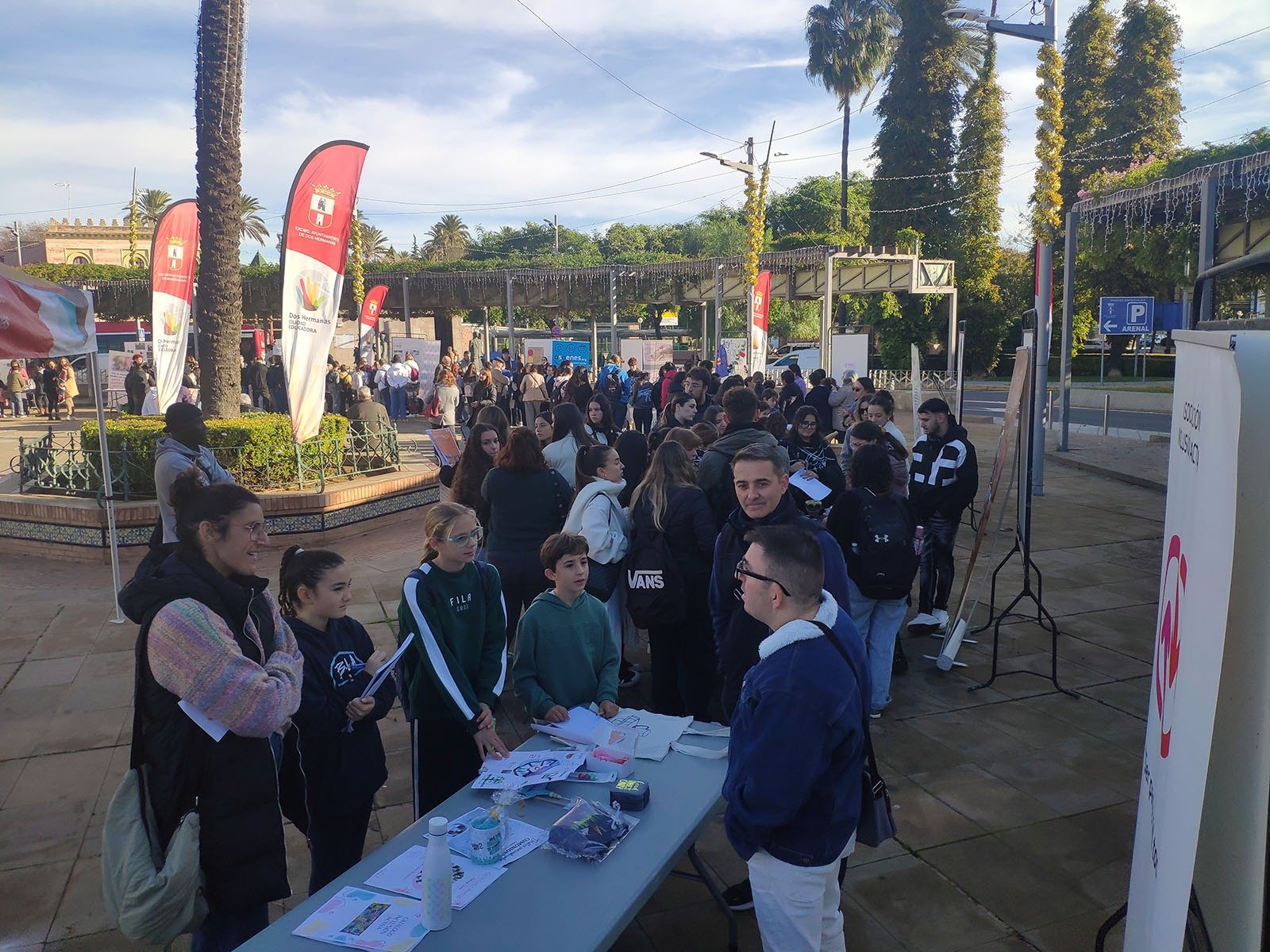 encuentro entre entidades sociales y centros educativos en la plaza del arenal encuentro de entidades sociales