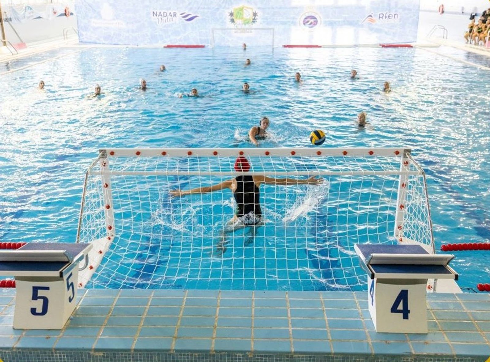 waterpolo dos hermanas femenino penalti en Elche (1) de vacío