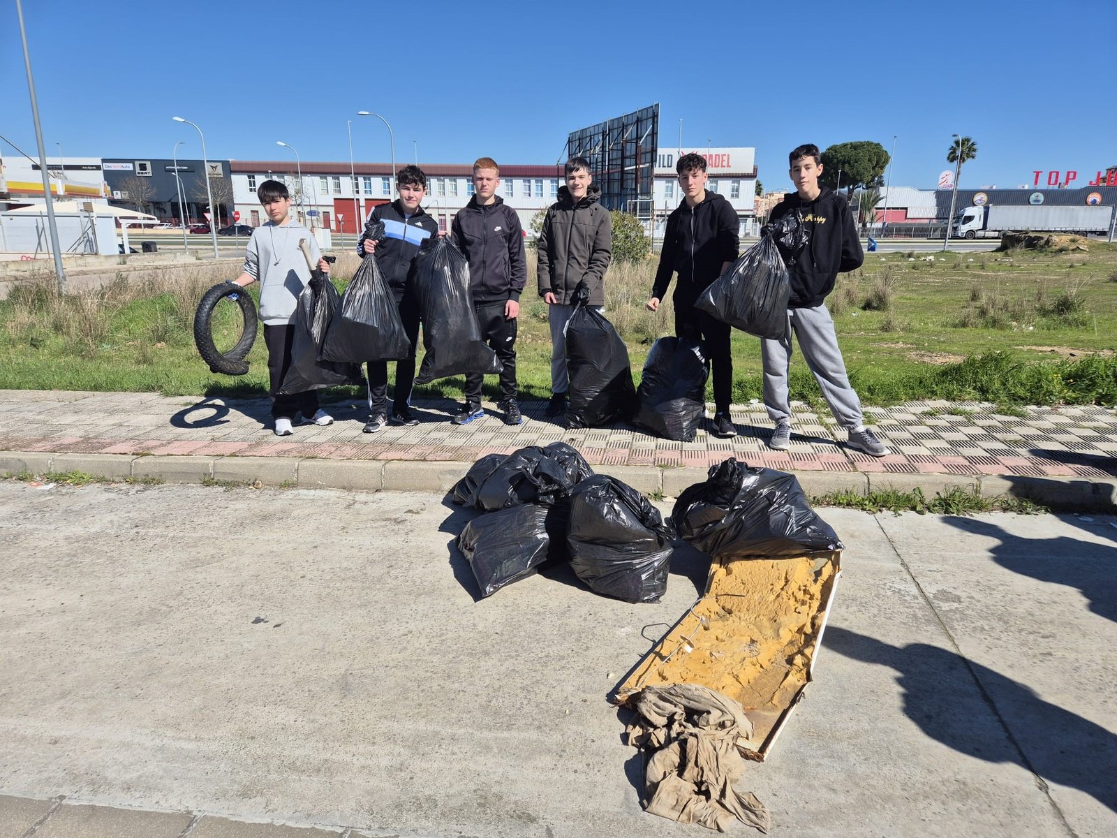 ies vistazul realiza salidas para recoger basura de las calles plogging