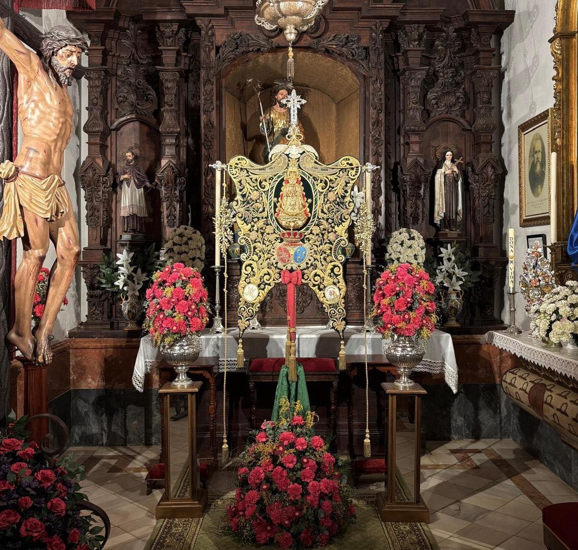 simpecado de la hermandad del rocío de dos hermanas en la capilla de san josé capilla de san josé