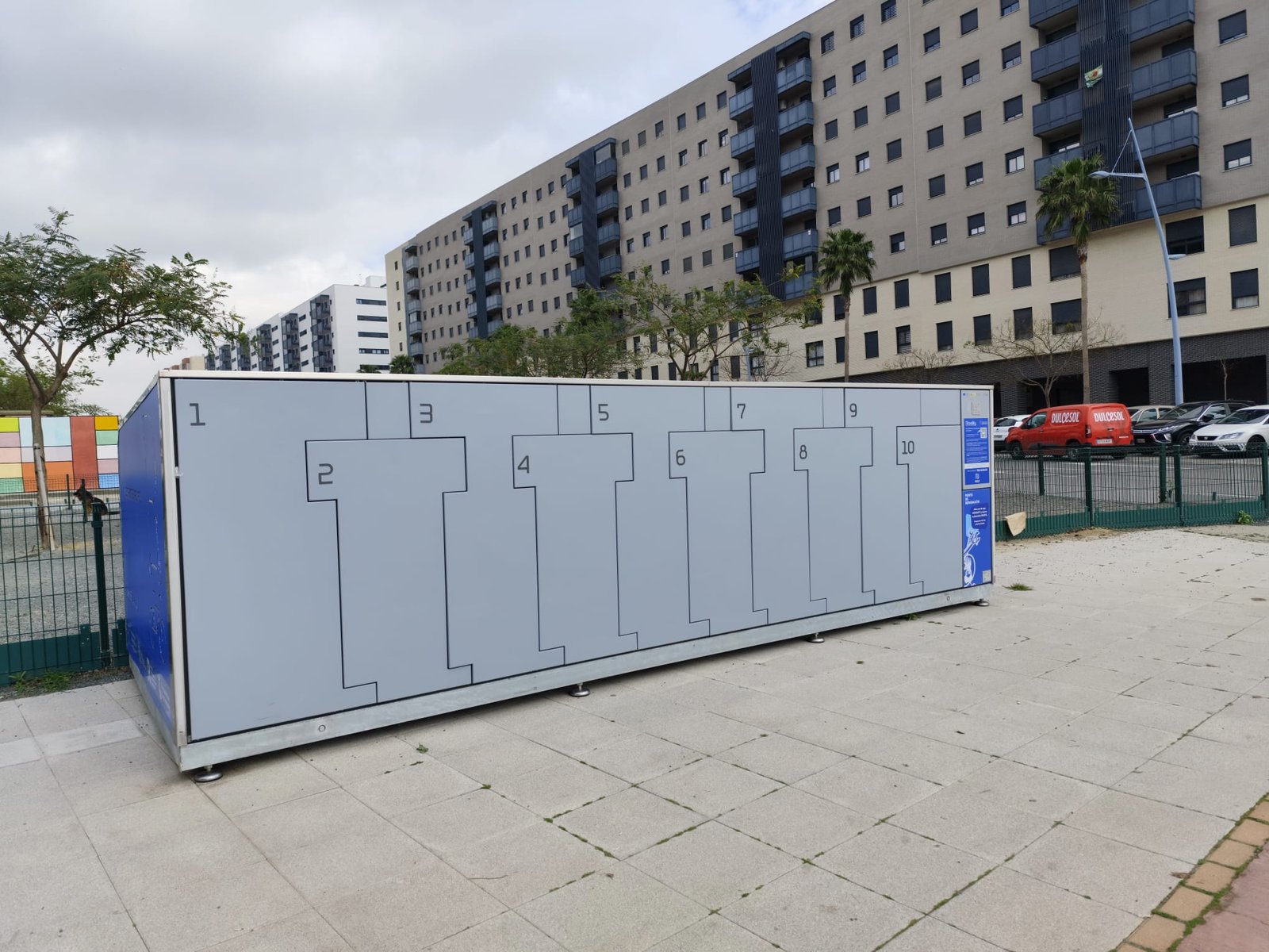 red de aparcamientos inteligentes y seguros de bicicletas y patinetes aparcamientos inteligentes y seguros