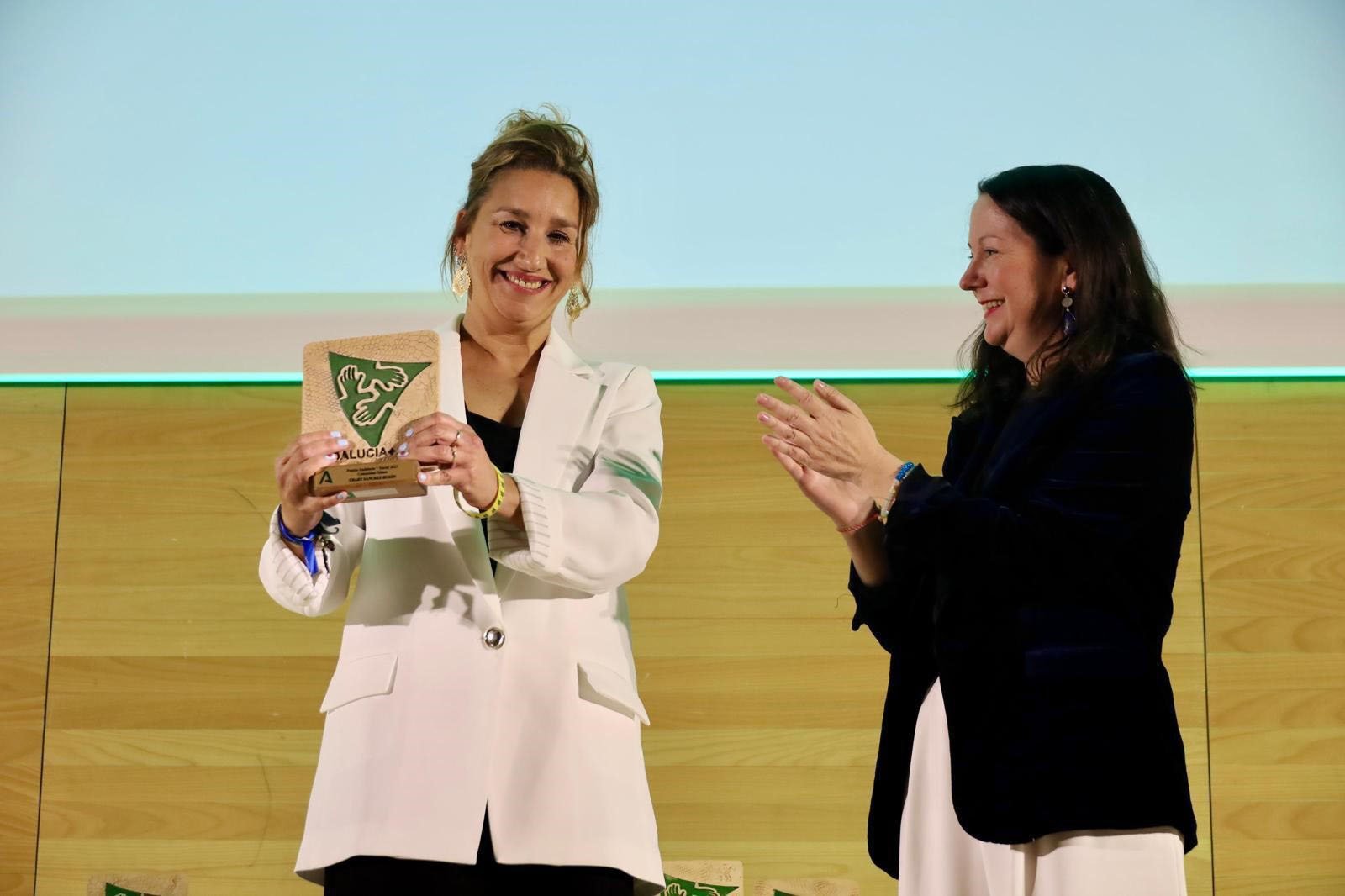 chary sánchez recibe el premio andalucía + social chary sánchez