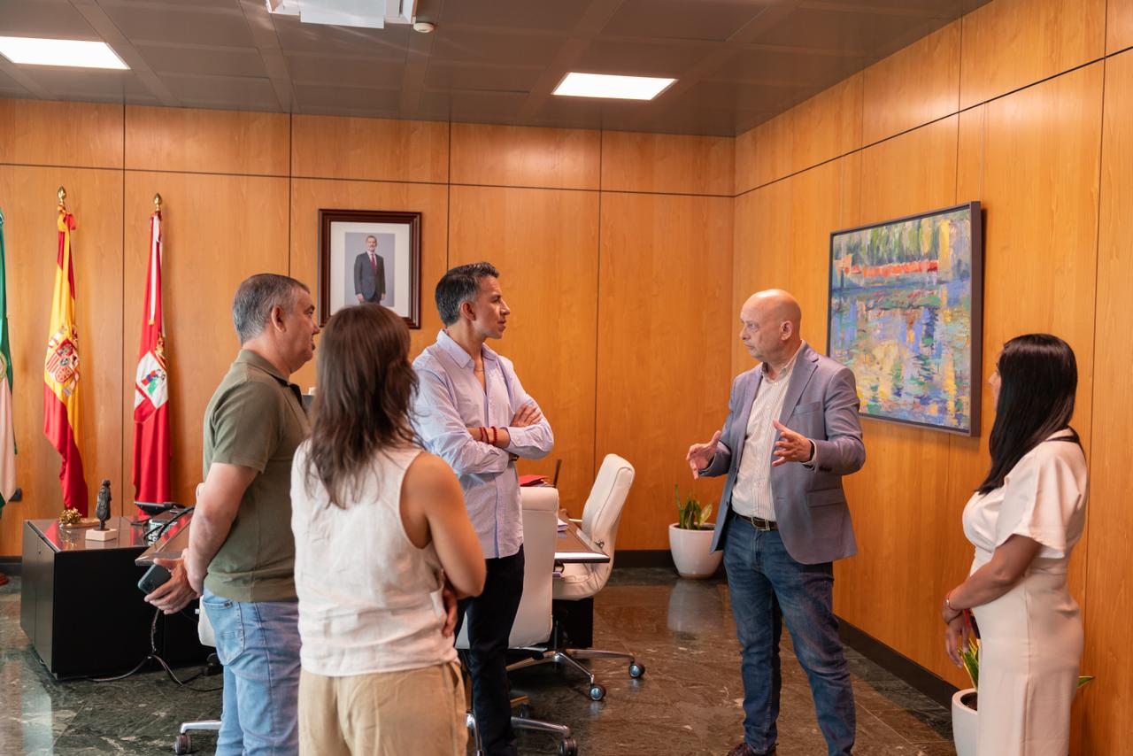 el alcalde paco rodríguez recibe a una delegación de ecuador en el ayuntamiento delegación