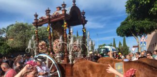 Los romeros de Montequinto caminan hacia al Rocío