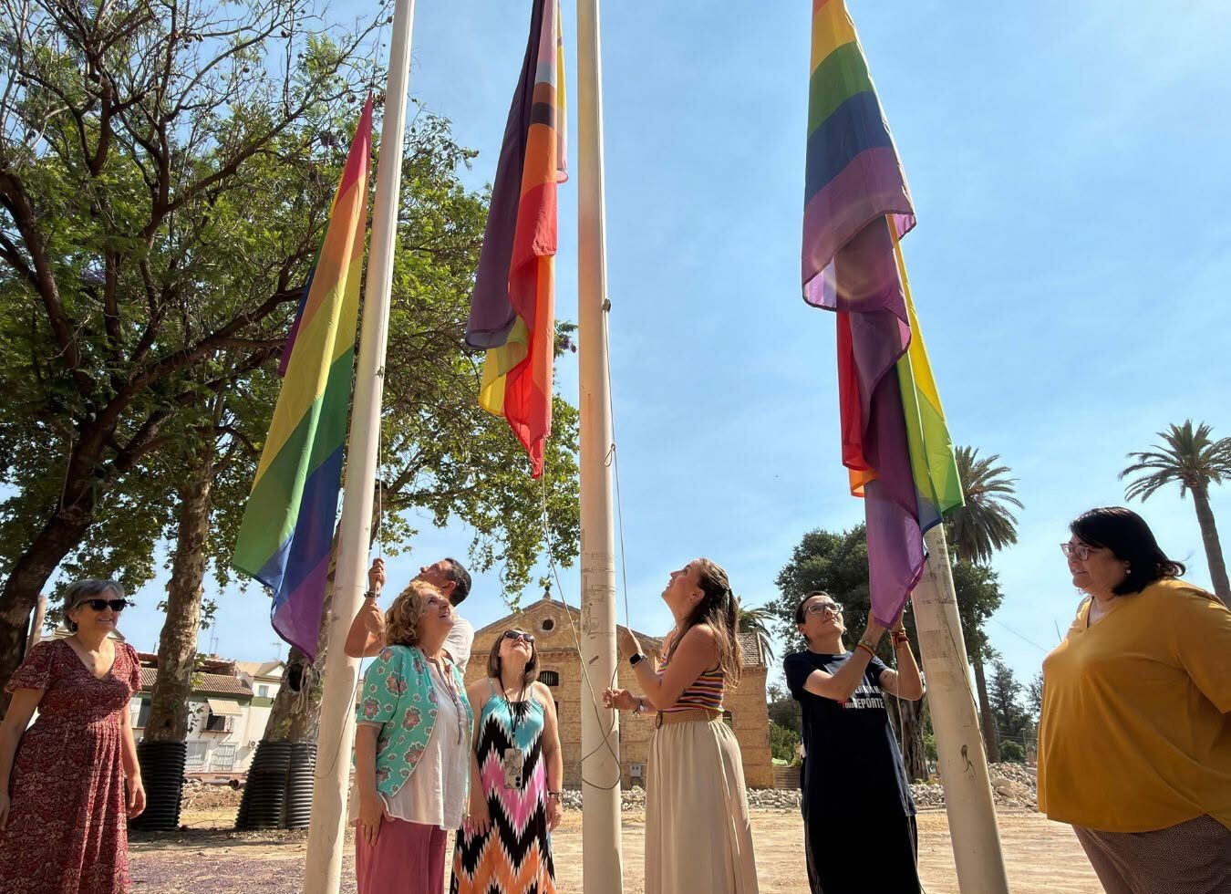 izado de banderas dos hermanas orgullosa