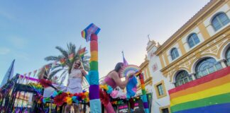 La marcha Dos Hermanas Orgullosa llenó de música y color el centro