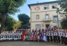El folclore internacional desafía al calor y se adueña de las calles de Dos Hermanas folclore internacional