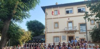 El folclore internacional desafía al calor y se adueña de las calles de Dos Hermanas folclore internacional