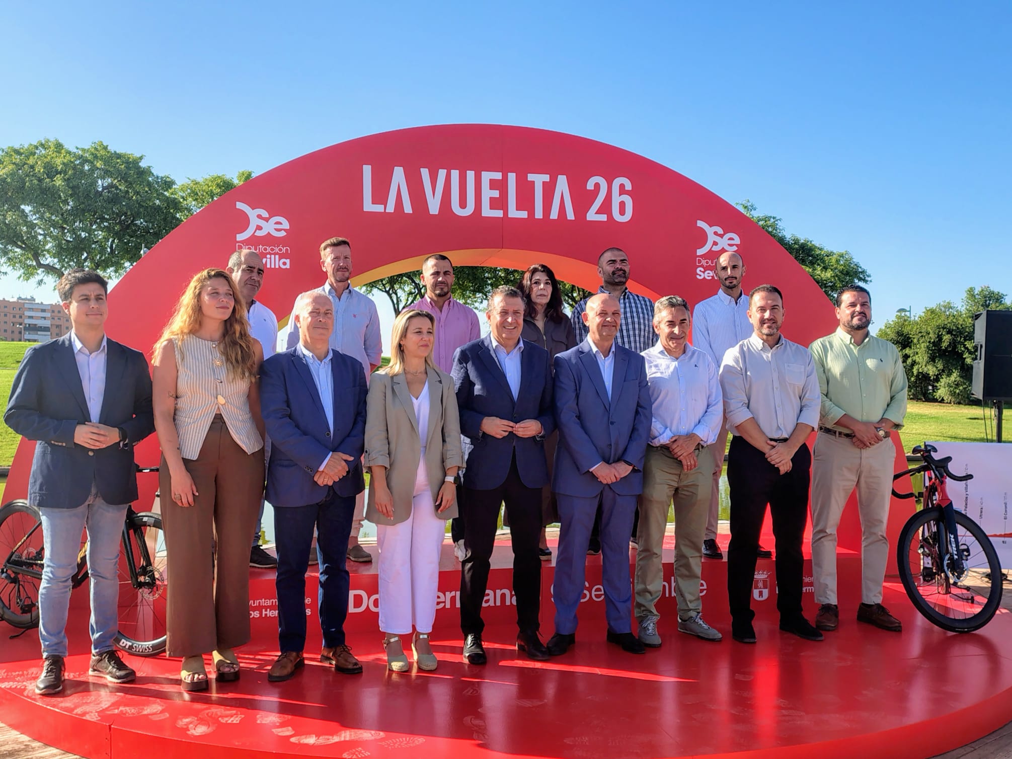 presentación de la 17 etapa de la vuelta ciclista a españa en dos hermanas escaparate del ciclismo internacional