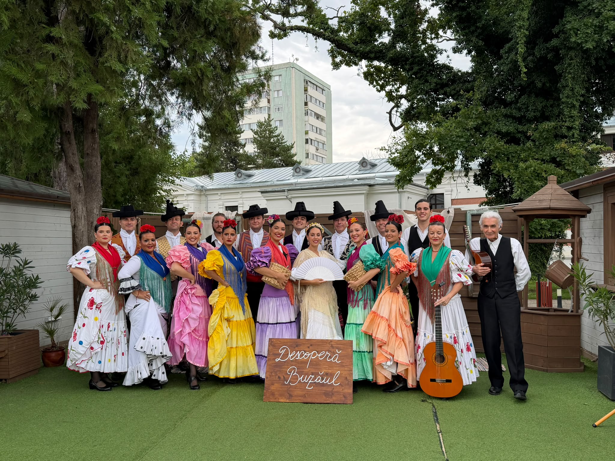 grupo de danzas ciudad de dos hermanas en festival folclórico en rumanía (1) folclore de españa