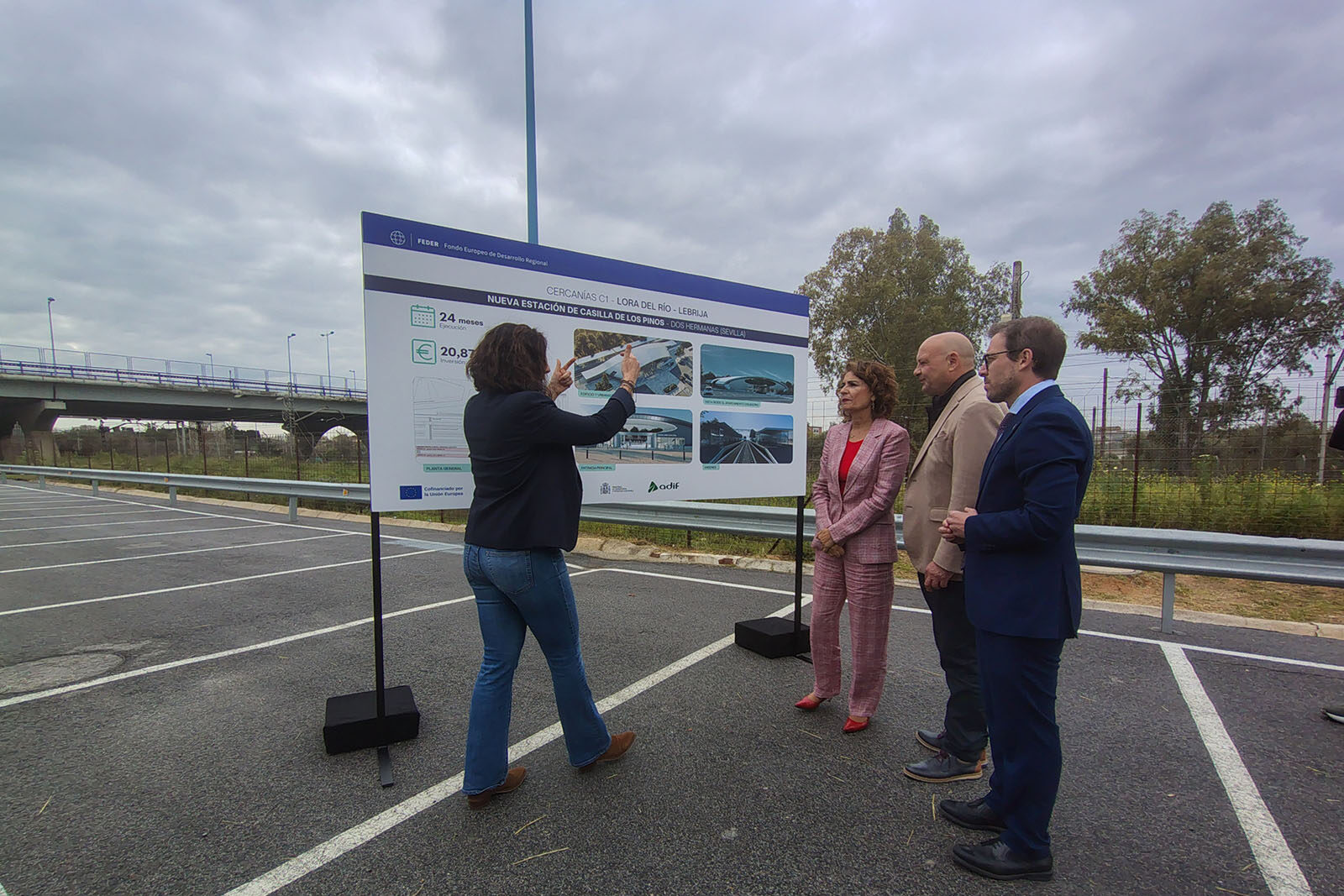 la vicepresidenta primera del gobierno maría jesús montero visita los terrenos de la estación de casilla de los pinos alcalde paco rodríguez subdelegado del gobierno curry toscano (12) avance de los trámites
