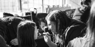 Una maquilladora nazarena en la Milán Fashion Week maquilladora