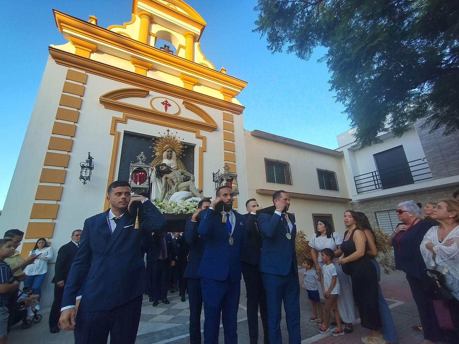 traslado de los titulares de la hermandad de la amargura al divino salvador hermandad de la amargura