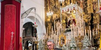 Ofrenda devocional de un párroco y su parroquia a Valme ofrenda devocional