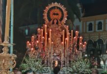 Besamano a la Virgen del Rosario besamano