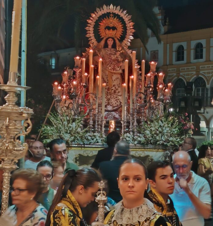 procesión virgen del rosario hermandad de oración besamano
