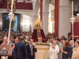 La Virgen de Valme más clásica bajo el templete de su paso virgen de valme más clásica