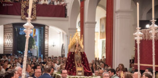 La Virgen de Valme más clásica bajo el templete de su paso virgen de valme más clásica
