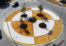 El Ayuntamiento acondiciona la rotonda de acceso a Bellavista ayuntamiento
