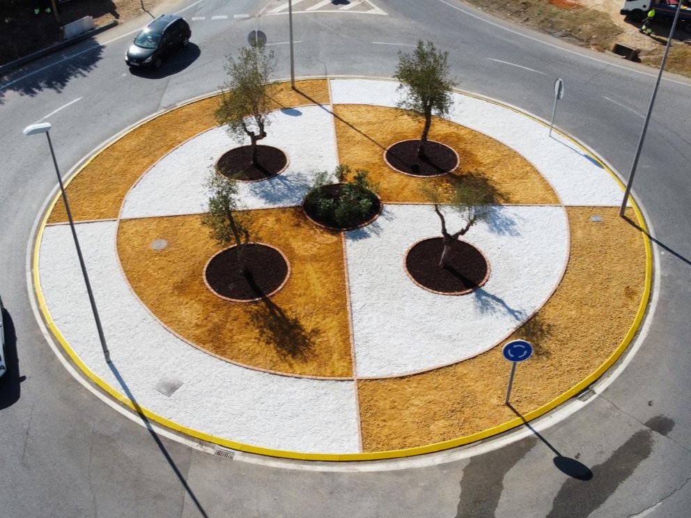 rotonda acceso a bellavista acondicionada por el Ayuntamiento ayuntamiento