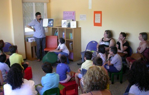 Cuentacuentos primer aniversario del punto de lectura de la unidad de salud mental del Hospital de Valme