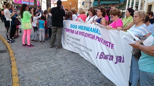 Concentración contra los malos tratos en la puerta del Ayuntamiento
