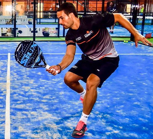 Carlos González Alés PÁDEL W Experimentado y contrastado profesional del pádel, tanto como entrenador nacional como jugador con la Selección Sevillana.