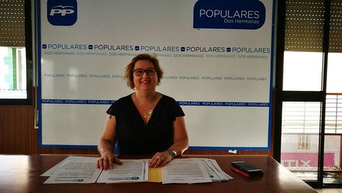 Mª Carmen Espadas, concejal del PP, rueda de prensa climatización centros escolares