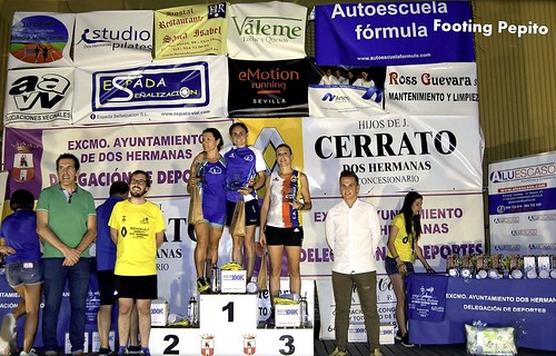 XI Carrera Nocturna podio general femenino