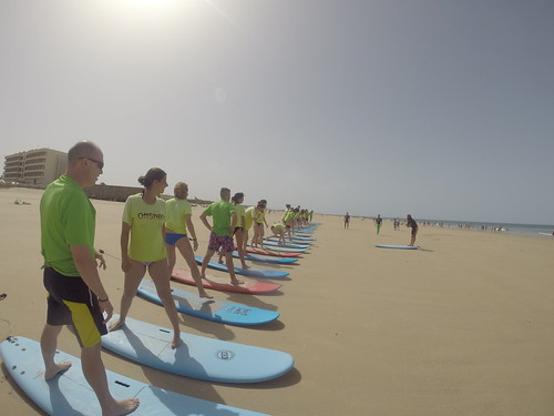 Clase de surf en Cádiz del programa Deporte en la Naturaleza