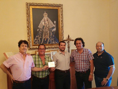 El grupo Arborea entrega su último disco a la Hermandad de Valme