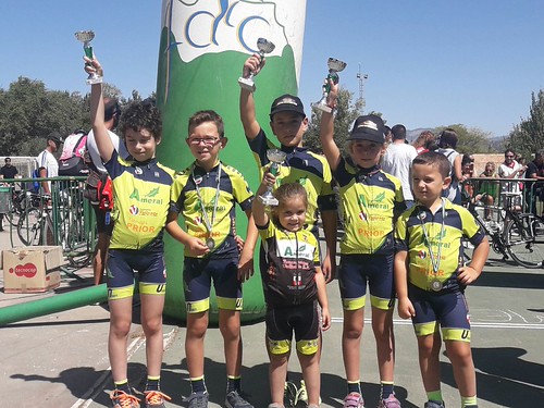 Niños y niñas de la escuela de la Peña Ciclista Gómez del Moral